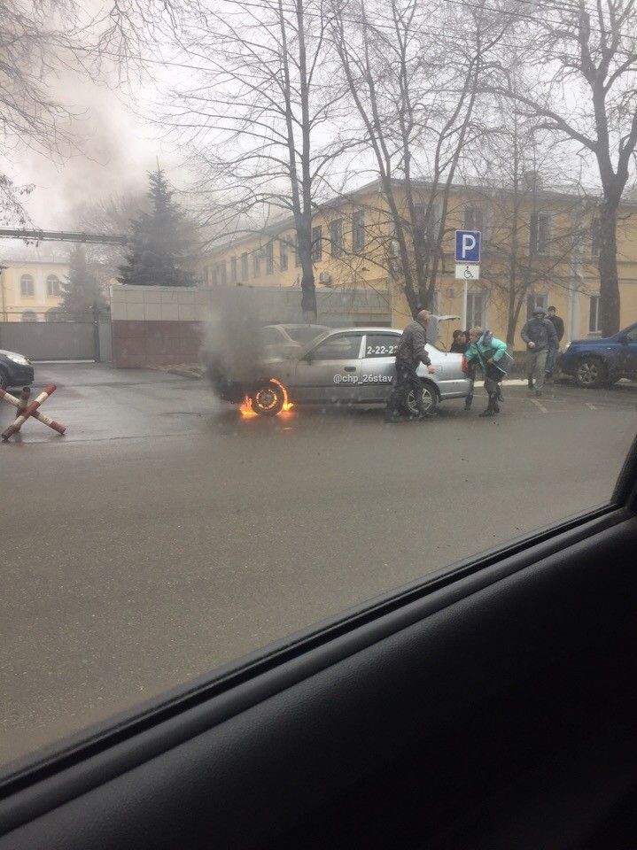В Ставрополе на улице Советской загорелась иномарка В Ставрополе на улице Советской загорелась иномарка