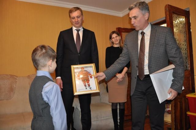 Ессентукскому школьнику подарили портрет президента с автографом Ессентукскому школьнику подарили портрет президента с автографом