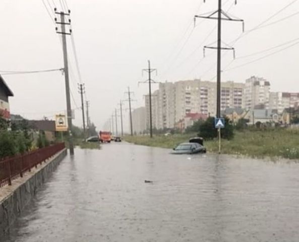 В Ставрополе из-за сильного дождя подтопило дороги В Ставрополе из-за сильного дождя подтопило дороги