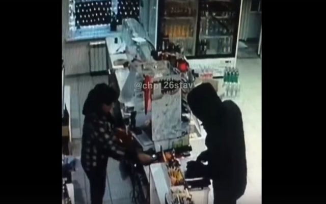 В сети появилось видео вооружённого ограбления магазина в Ставрополе В сети появилось видео вооружённого ограбления магазина в Ставрополе