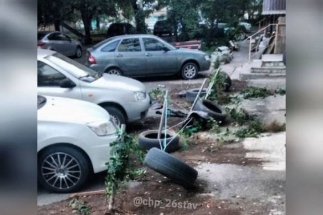 В Ставрополе вандалы разворотили шины-клумбы в одном из дворов В Ставрополе вандалы разворотили шины-клумбы в одном из дворов