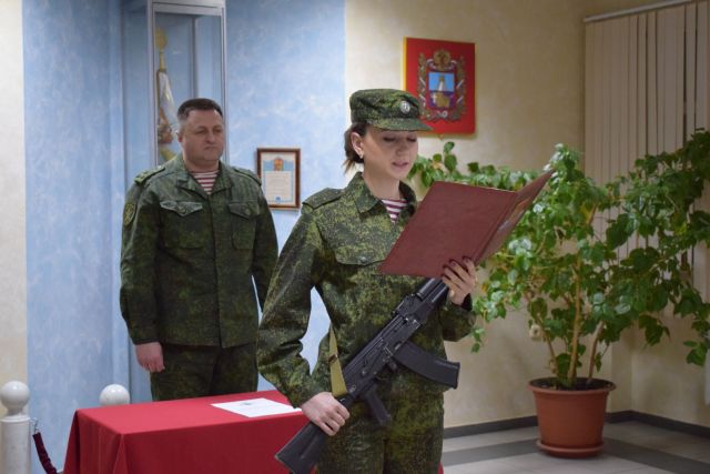 В ставропольском управлении Росгвардии девушки-военнослужащие приняли присягу В ставропольском управлении Росгвардии девушки-военнослужащие приняли присягу