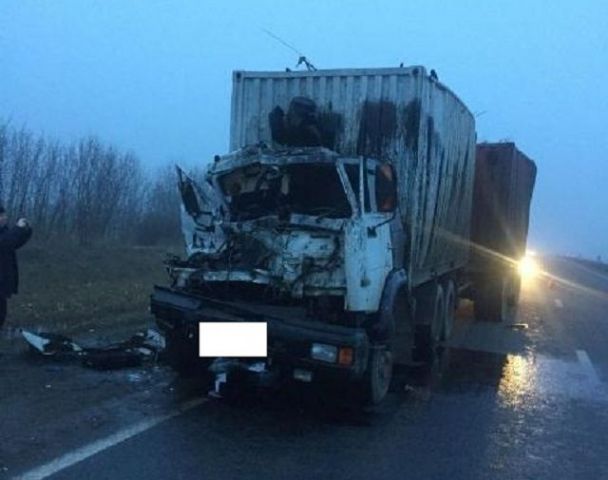 На Ставрополье водитель грузовика врезался в стоящий на обочине автомобиль На Ставрополье водитель грузовика врезался в стоящий на обочине автомобиль