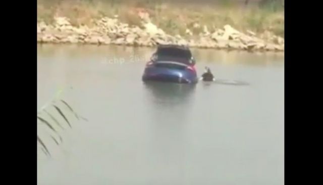В сети появилось видео с тонущей в пруду машиной на ставропольской базе отдыха В сети появилось видео с тонущей в пруду машиной на ставропольской базе отдыха