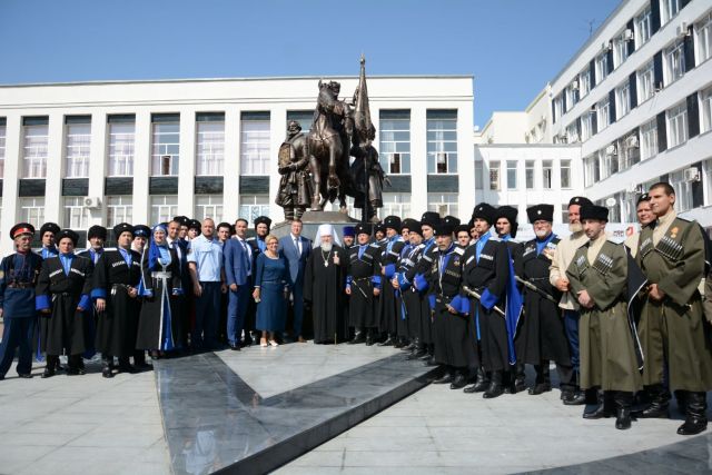 Ставропольские казаки взяли под патронаж 15 многодетных семей Ставропольские казаки взяли под патронаж 15 многодетных семей