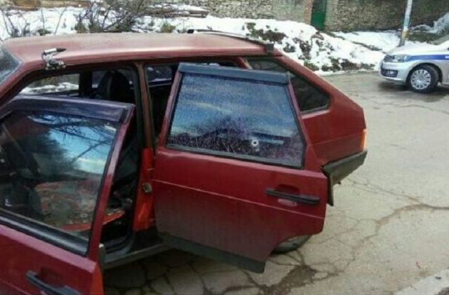 В соцсетях появились фото автомобилей, пострадавших в результате стрельбы в Кисловодске В соцсетях появились фото автомобилей, пострадавших в результате стрельбы в Кисловодске