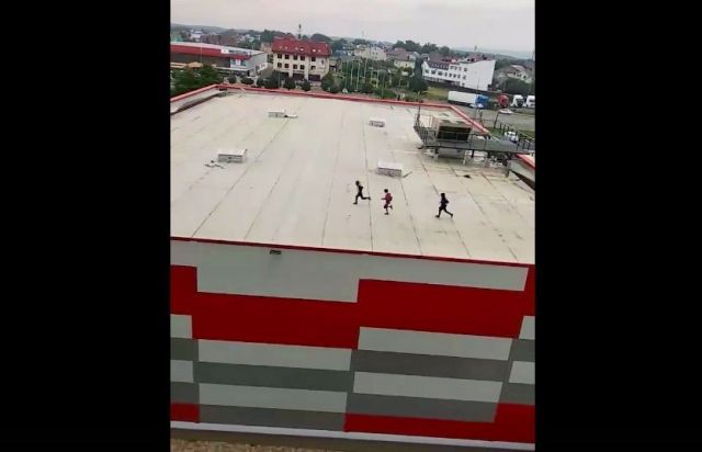 В сети появилось видео из Ставрополя с бегающими по крыше торгового центра детьми В сети появилось видео из Ставрополя с бегающими по крыше торгового центра детьми