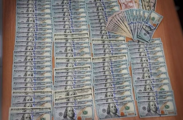 На таможне в Минеральных водах изъяли более 11 тысяч долларов На таможне в Минеральных водах изъяли более 11 тысяч долларов