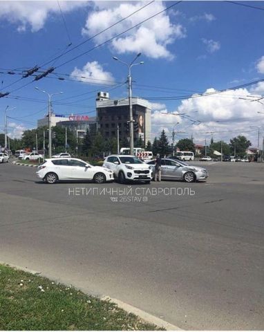 Сразу три иномарки столкнулись на одном из перекрёстков Ставрополя Сразу три иномарки столкнулись на одном из перекрёстков Ставрополя