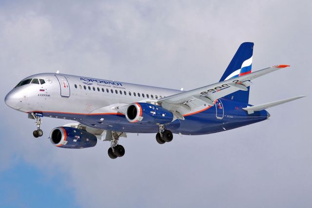 Самолет SSJ-100 «Ставрополь — Москва» подал сигнал тревоги Самолет SSJ-100 «Ставрополь — Москва» подал сигнал тревоги