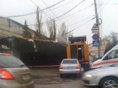 С электротехникума ветром сорвало крышу С электротехникума ветром сорвало крышу