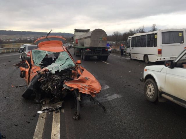 На Ставрополье столкнулись три автомобиля и автобус На Ставрополье столкнулись три автомобиля и автобус