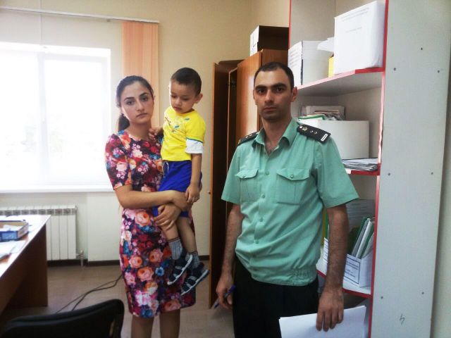 В Ставропольском крае судебные приставы вернули матери детей В Ставропольском крае судебные приставы вернули матери детей