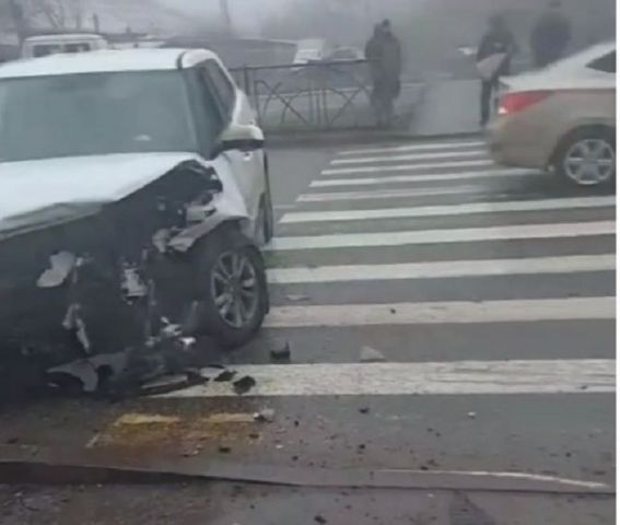 Видео: в Ставрополе на перекрёстке произошло ДТП Видео: в Ставрополе на перекрёстке произошло ДТП