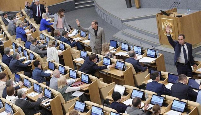 Госдума раскрыла сумму зарплат и пенсий своих депутатов Госдума раскрыла сумму зарплат и пенсий своих депутатов