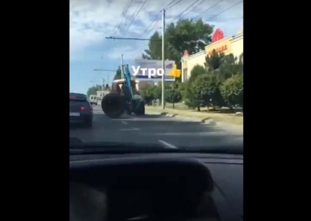 В Ставрополе трактор потерял колесо во время движения В Ставрополе трактор потерял колесо во время движения