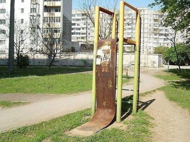 Разбитую детскую площадку Ставрополя починят после жалоб в интернете Разбитую детскую площадку Ставрополя починят после жалоб в интернете