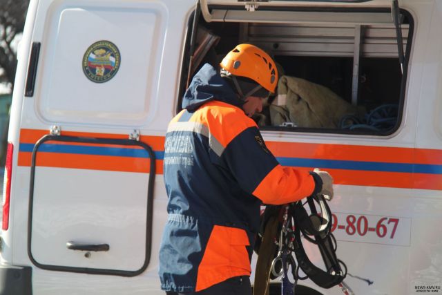 Спасатели эвакуировали водителя из просевшего в грязи автомобиля в Шпаковском районе Спасатели эвакуировали водителя из просевшего в грязи автомобиля в Шпаковском районе