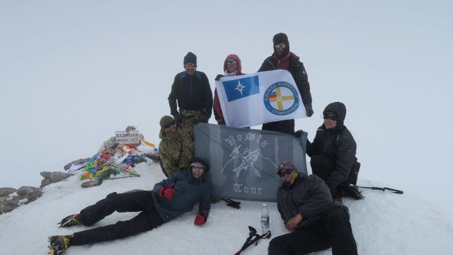 Спасатели Службы спасения Ставрополя покорили Эльбрус одновременно с Федором Конюховым Спасатели Службы спасения Ставрополя покорили Эльбрус одновременно с Федором Конюховым