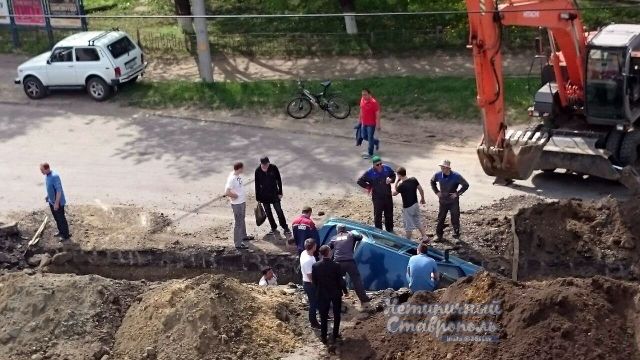 В Ставрополе легковушка провалилась в траншею на дороге В Ставрополе легковушка провалилась в траншею на дороге