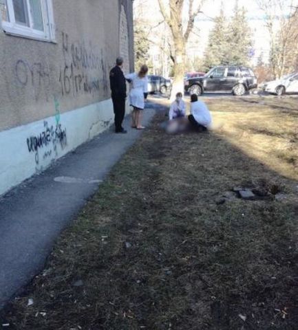 В Ставрополе из окна многоэтажки выпала женщина В Ставрополе из окна многоэтажки выпала женщина