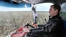 Путин и Медведев собрали 12 тонн кукурузы за полчаса Путин и Медведев собрали 12 тонн кукурузы за полчаса