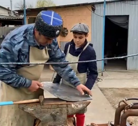 На Ставрополье казак обучает сына кузнечному делу в период самоизоляции На Ставрополье казак обучает сына кузнечному делу в период самоизоляции