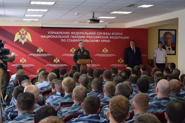 Военнослужащим и сотрудникам Росгвардии на Ставрополье вручили ключи от служебного жилья Военнослужащим и сотрудникам Росгвардии на Ставрополье вручили ключи от служебного жилья