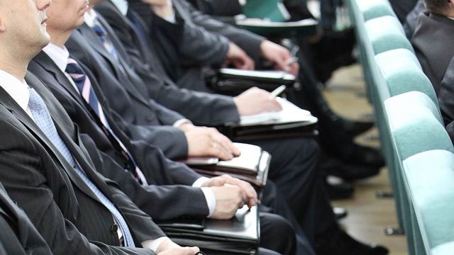 Правительство резко увеличит расходы на мотивацию госслужащих Правительство резко увеличит расходы на мотивацию госслужащих