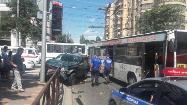 В центре Ставрополя столкнулись пассажирский автобус и внедорожник В центре Ставрополя столкнулись пассажирский автобус и внедорожник