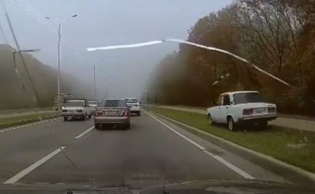 В Ставрополе автохам объехал затор по газону В Ставрополе автохам объехал затор по газону