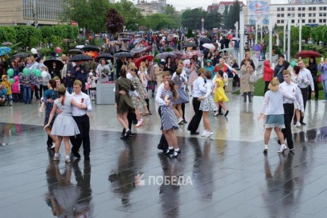На Александровской площади под песню «Синий платочек» ставропольцы станцевали вальс На Александровской площади под песню «Синий платочек» ставропольцы станцевали вальс