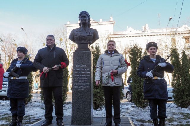 В Ставрополе открыт памятник командиру легендарных «ночных ведьм» В Ставрополе открыт памятник командиру легендарных «ночных ведьм»