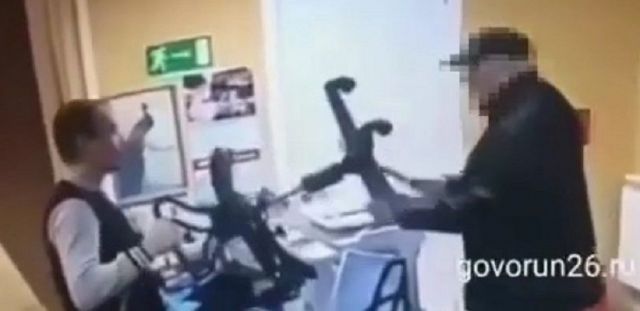 В Пятигорске офисный работник отбился стулом от вооружённого пенсионера В Пятигорске офисный работник отбился стулом от вооружённого пенсионера