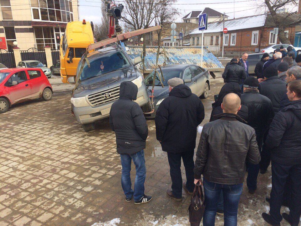 В Ставрополе эвакуатор уронил внедорожник на иномарку В Ставрополе эвакуатор уронил внедорожник на иномарку
