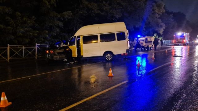 В Железноводске случилась авария с участием маршрутки, погибли два человека В Железноводске случилась авария с участием маршрутки, погибли два человека