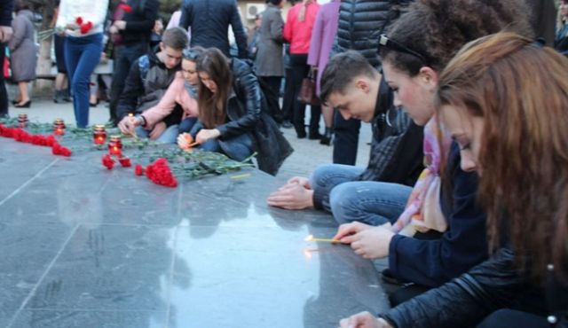 Жители Минеральных Вод скорбят о погибших при взрыве в питерском метро Жители Минеральных Вод скорбят о погибших при взрыве в питерском метро