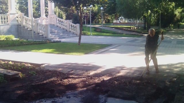 Сильный ливень подтопил обочины дорог и городские парки в Ессентуках Сильный ливень подтопил обочины дорог и городские парки в Ессентуках