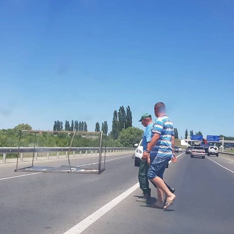 В Ставрополе на автомобильную дорогу попал металлический каркас В Ставрополе на автомобильную дорогу попал металлический каркас