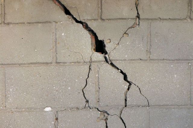 На Ставрополье жителей дома эвакуируют из-за трещин в стенах На Ставрополье жителей дома эвакуируют из-за трещин в стенах