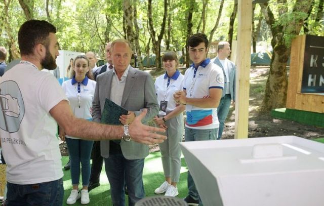 Путин считает, что в социальных сетях не хватает позитивного контента Путин считает, что в социальных сетях не хватает позитивного контента