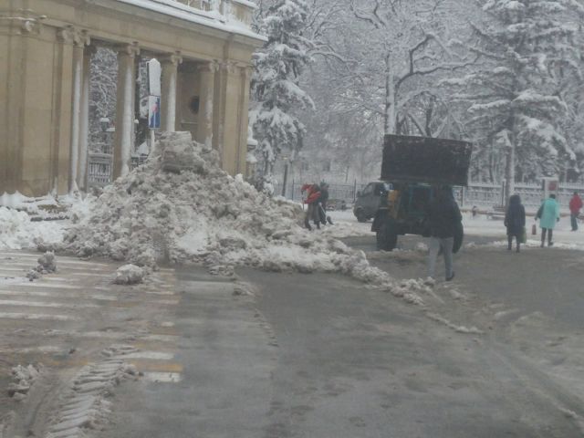 В Ессентуках борются с последствиями снегопада В Ессентуках борются с последствиями снегопада