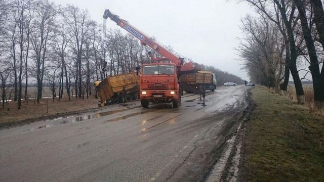 На Ставрополье грузовик врезался в легковушку, есть пострадавшая На Ставрополье грузовик врезался в легковушку, есть пострадавшая