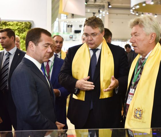 Дмитрий Медведев посетил ставропольский стенд на выставке «Золотая осень-2017» Дмитрий Медведев посетил ставропольский стенд на выставке «Золотая осень-2017»