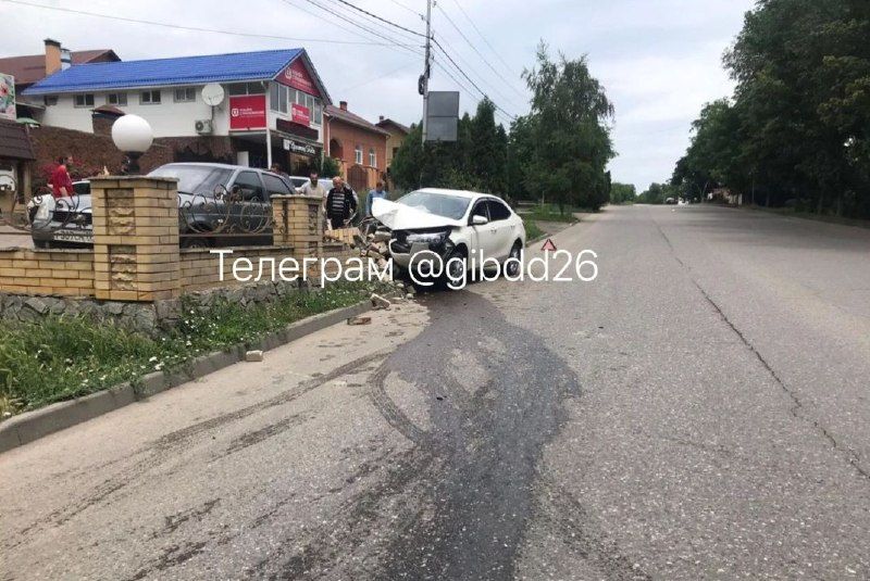 В Пятигорске водитель въехал в забор и припаркованный автомобиль