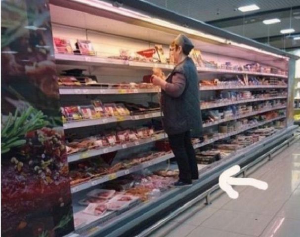Пятигорская продавщица без стеснения забралась на прилавок с мясными полуфабрикатами Пятигорская продавщица без стеснения забралась на прилавок с мясными полуфабрикатами