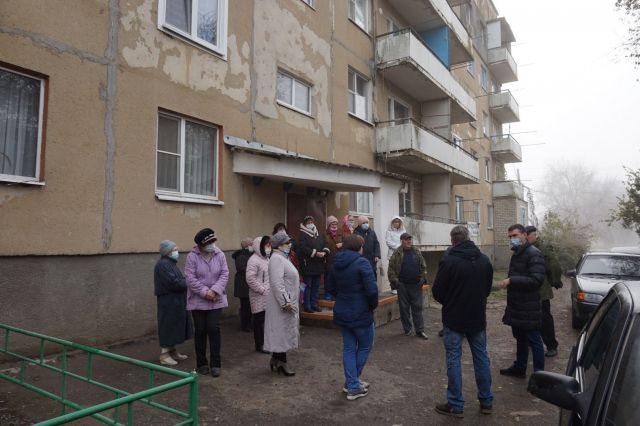 Начальник ставропольской госжилинспекции встретился с жителями проблемной многоэтажки в селе Красногвардейском Начальник ставропольской госжилинспекции встретился с жителями проблемной многоэтажки в селе Красногвардейском