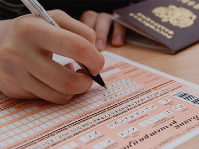 Выпускники сдают ЕГЭ по биологии и письменную часть по иностранным языкам Выпускники сдают ЕГЭ по биологии и письменную часть по иностранным языкам
