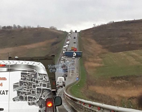 Вблизи Ставрополя фуру развернуло на скользкой дороге Вблизи Ставрополя фуру развернуло на скользкой дороге