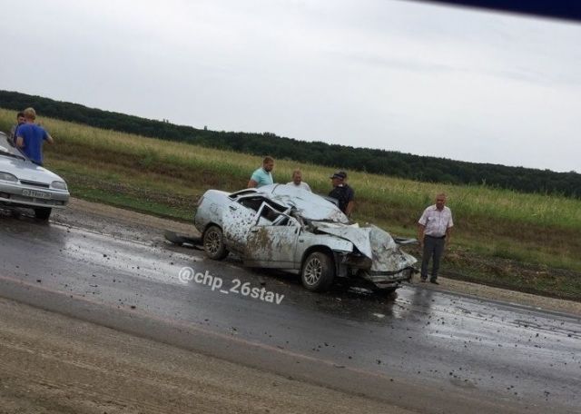 В Ставрополе КамАЗ выехал на «встречку» и протаранил легковушку В Ставрополе КамАЗ выехал на «встречку» и протаранил легковушку